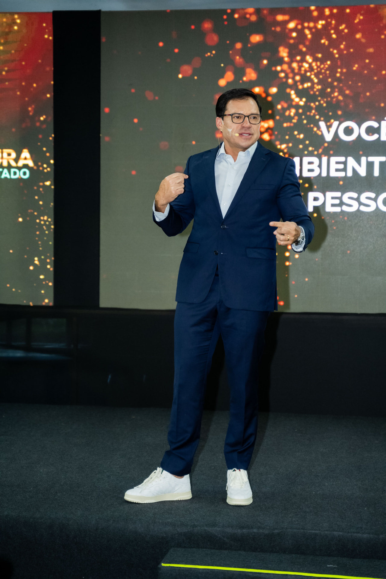 Cleyton Baeve no palco da Imersão Cultura de Resultado